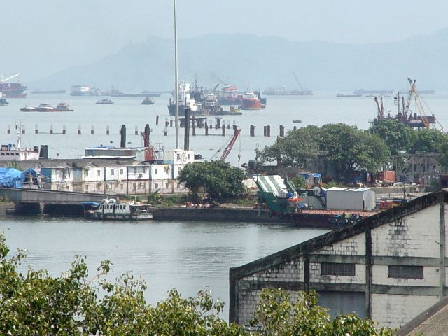 Über die Mauer geschaut; Hafen Mumbai.